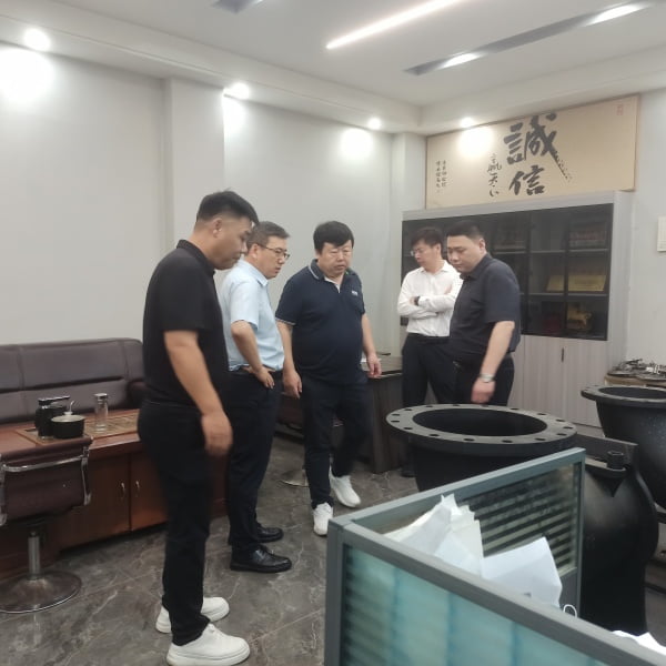 美國客戶中國代表來龍尊模具實地考察 美國客戶中國代表來龍尊模具實地考察